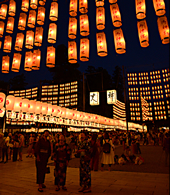 【佳作１】：賑わう万灯祭